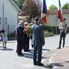 Devant le monument 