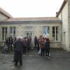 Un groupe en attente du départ pour le monument aux morts